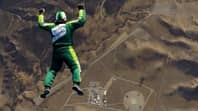 人们对25,000英尺没有降落伞的Daredevil Luke Aikins的跳伞感到震惊“loading=