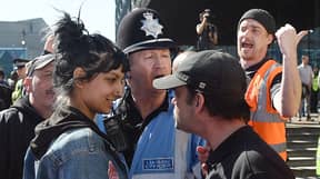 令人难以置信的“鄙视”女人对EDL抗议者微笑的照片