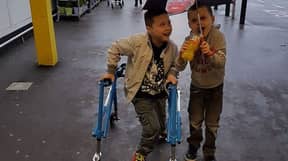 无情的盗贼偷了小男孩的行走框架和轮椅
