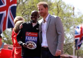 莫·法拉赫在伦敦马拉松比赛中创造了英国的新纪录