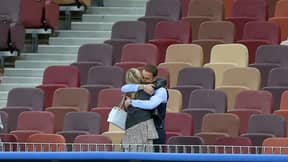 Gareth Southgate被他的妻子在空世界杯体育场安慰