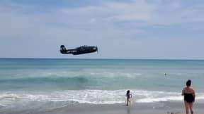 第二次世界大战的两飞机坠毁在繁忙的海滩上靠近海岸的海上