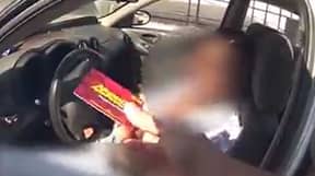 警察拉上女人，给她的礼品卡修理汽车