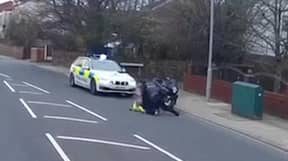 一段令人震惊的视频显示一名骑摩托车的人袭击一名警察