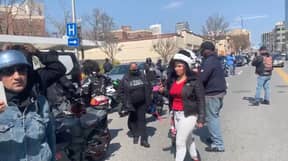 Ruff Ryders摩托车俱乐部在医院外向DMX致敬