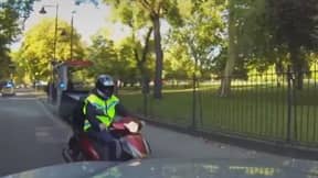 警察公羊在高速追逐中踩着小偷清理自行车