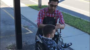 理发师在外面给一个男人理发，因为店里没有轮椅通行