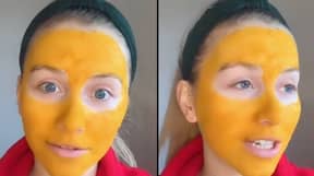 佩戴姜黄面膜后的女性的脸部呆了橙色