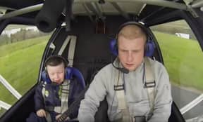 飞行员带着他的5岁的兄弟患有罕见的神经发育障碍，为他的第一次飞行