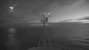 在塔斯马尼亚岛附近的海洋爆炸的摄影机捕获的流星