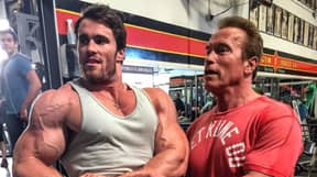 Aussie Bodybuilder Calum Von Moger将在“更大”中播放Young Arnold Schwarzenegger