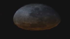 罕见的镜头显示月亮在轨道落地融化
