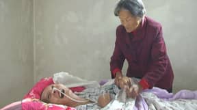 一名中国男子在母亲的看护下从12年的昏迷中苏醒过来