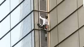 '人类蜘蛛侠'Alain Robert爬上754英尺的伦敦塔没有绳索
