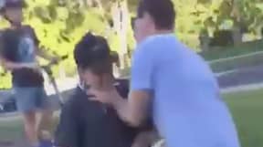 人们在视频上分裂，显示一个爸爸袭击了一个欺负他儿子的孩子