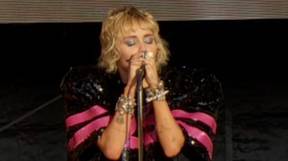 麦莉·赛勒斯(Miley Cyrus)在超级碗(Super Bowl)音乐会上表演毁灭球(Wrecking Ball)时崩溃了