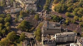 数万人走上街头抗议英国脱欧