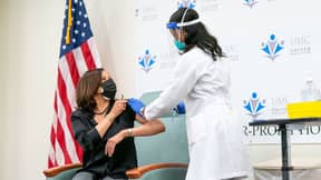 副总裁 -  Elect Kamala Harris在直播电视上收到Covid-19疫苗