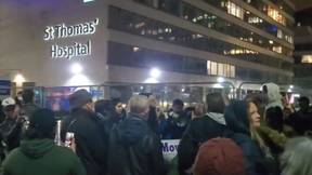 无掩模抗议者呼喊'covid是伦敦医院的恶作剧