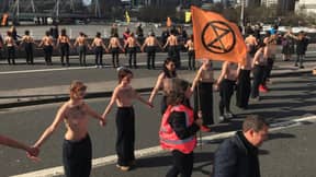 赤裸上身的女性在滑铁卢桥抗议气候变化
