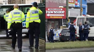 英国警察巡逻清真寺，誓言与穆斯林“站在一起”