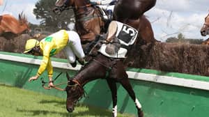 竞争对手的马在脸上撞到他的脸后，骑师的下巴折断了
