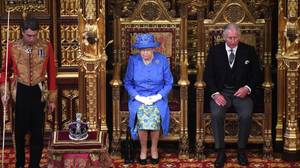 为什么女王今天演讲时不戴王冠?