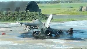 机修工在意外开火后摧毁F-16战斗机