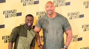 Dwayne'The Rock'Johnson和Kevin Hart互相拖曳