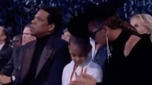 在格莱美颁奖典礼上，布鲁·艾薇毫不留情地要求碧昂斯和Jay-Z停止鼓掌