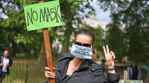 数百人聚集在伦敦，抗议戴脸面具