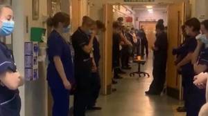 心脏破碎的形象显示助产士由于冠状病毒而死后的NHS工作人员“团结”