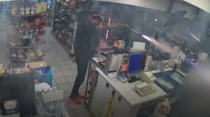 人射击在加油站工人的烟花作为同谋电影攻击