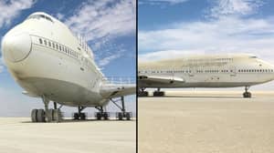 一架747飞机在火人节后停在内华达州的沙漠里