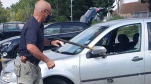 男子通过用斧头粉碎窗户拯救狗在34C热浪中留下的车辆