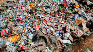 大量垃圾显示了旅游业对珠穆朗玛峰的影响