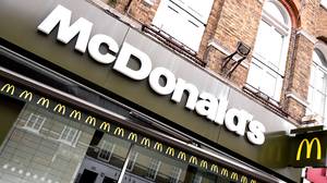 麦当劳(McDonald's)计划在本月重新开放餐厅，提供免预约外卖