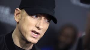 在“粉碎”期间，Eminem粉丝在Twickentham体育场留下了“努力呼吸”
