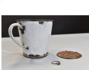 来自Auschwitz集中营的杯子揭示了70岁的秘密