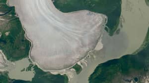 美国宇航局卫星图像显示，世界上最厚的山脉冰川正在融化