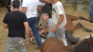 Ricky Gervais点击了西班牙节日，人们残酷地对抗野马