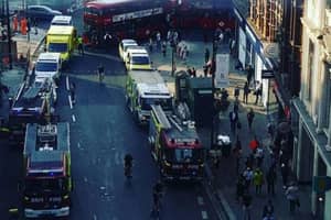 伦敦管站疏散后，女人击中地下火车