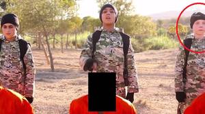 可怕的ISIS视频显示“英国男孩”执行囚犯