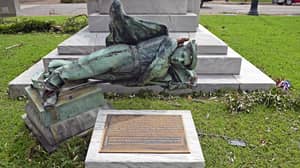 劳拉飓风炸毁并摧毁有争议的同盟雕像