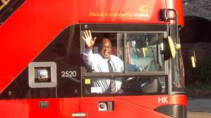 前无家可归的人被命名为伦敦的“最快乐的公交车司机”
