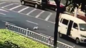 令人震惊的镜头捕获了婴儿从面包车上掉下来的时刻