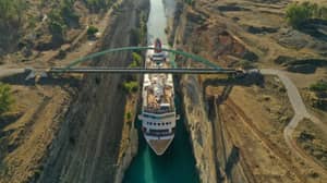 一艘游船成为有史以来通过希腊科林斯运河的最大船只