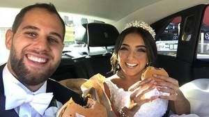 一对新人在婚礼上分发数百个麦当劳芝士汉堡，给宾客们一个惊喜