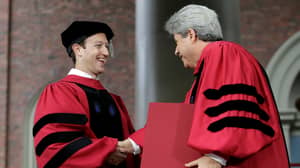 辍学13年后，马克·扎克伯格终于拿到了哈佛学位