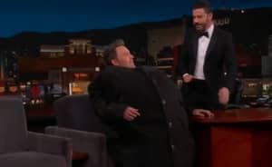 本·阿弗莱克（Ben Affleck）试图将马特·达蒙（Matt Damon）走私到他的外套中的“吉米·金梅尔（Jimmy Kimmel）直播”